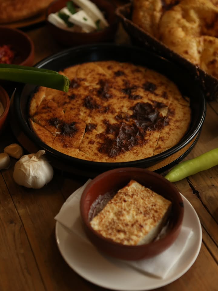 Pjatë tradicionale e shërbyer në Guta
