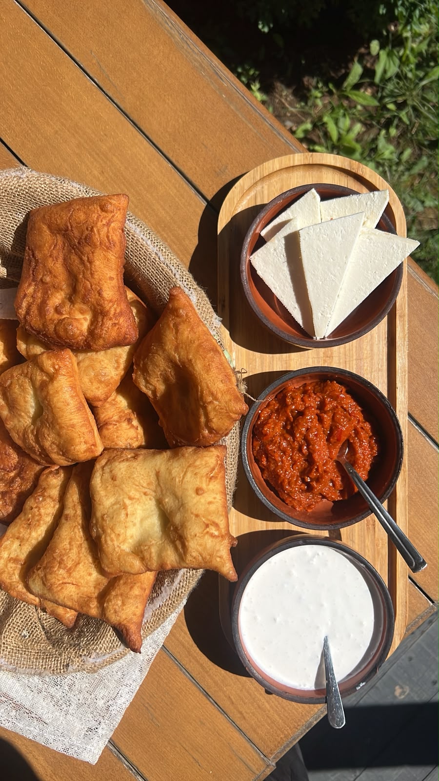 Llokuma të shtëpisë me djathë, ajvar dhe kos