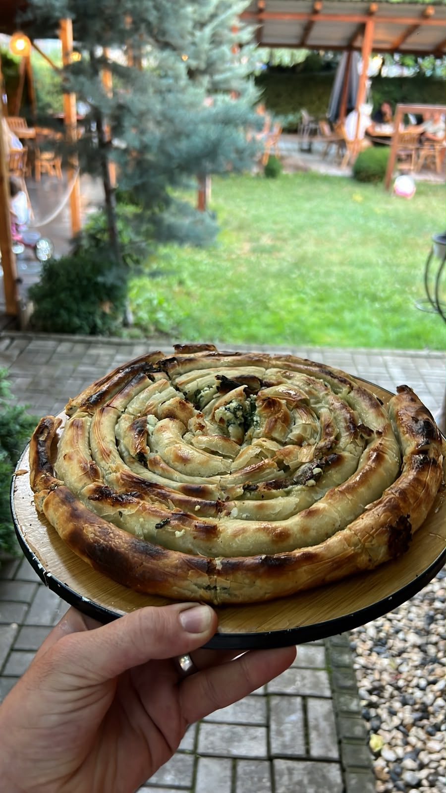 Pite tradicionale e shërbyer në oborr