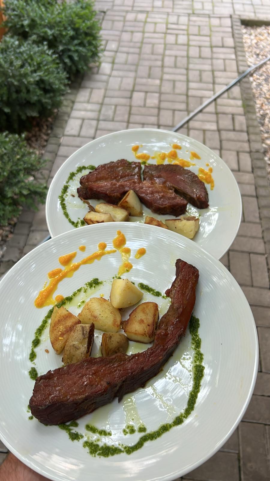 Gjoks viçi i tymosur me patate të pjekura